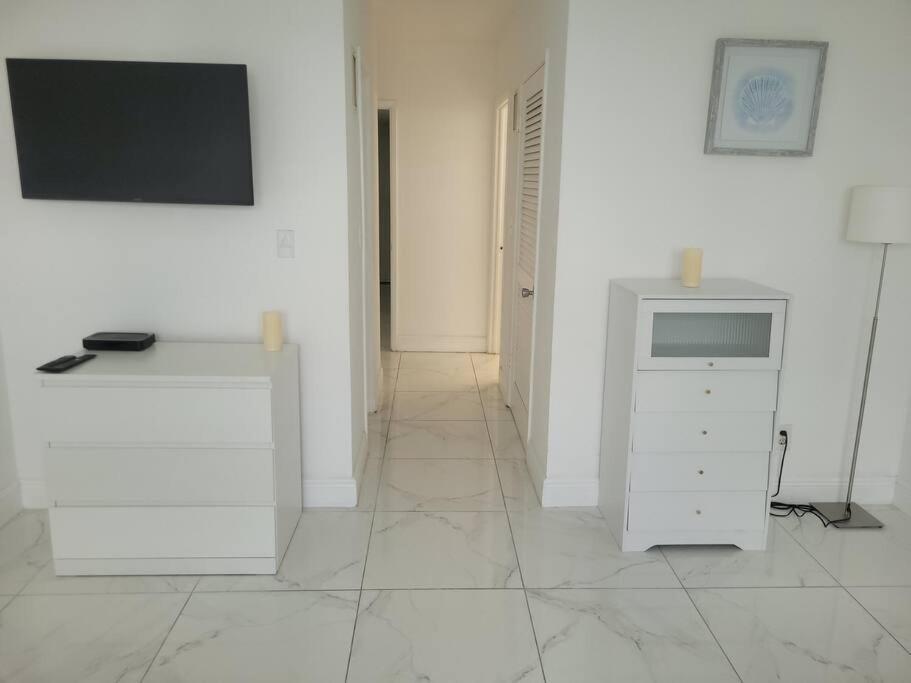 Modern 1 Bedroom Condo, Steps From Beach, Free Parking! Golden Beach Esterno foto