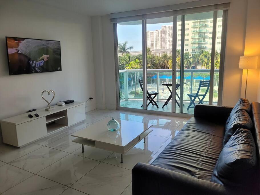 Modern 1 Bedroom Condo, Steps From Beach, Free Parking! Golden Beach Esterno foto